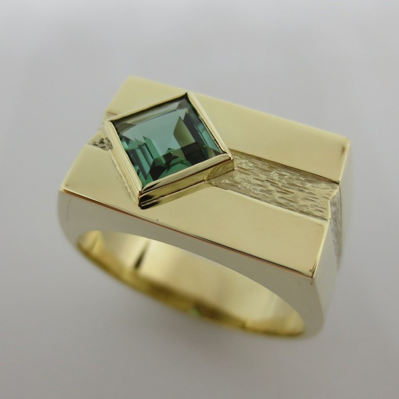 Herrenring · Gelbgold mit Turmalin