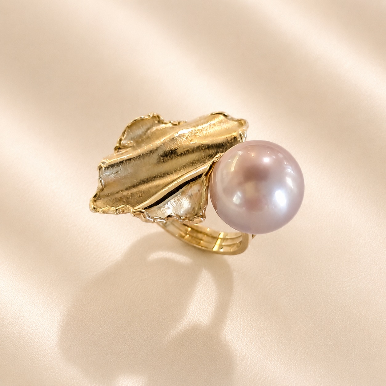 Anhänger · Gelbgold-Blatt mit Perle