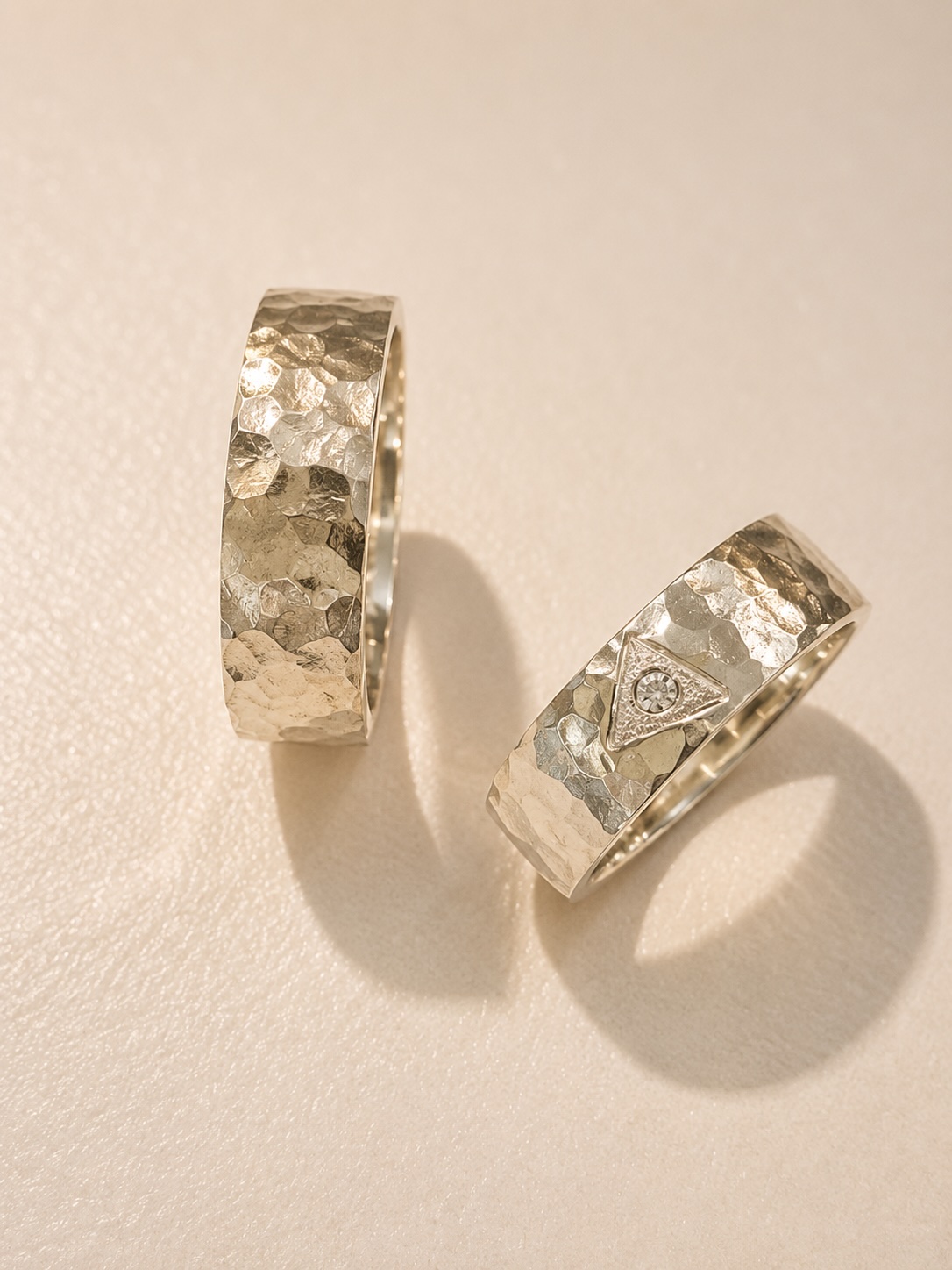 Silber gehämmert mit Brillant