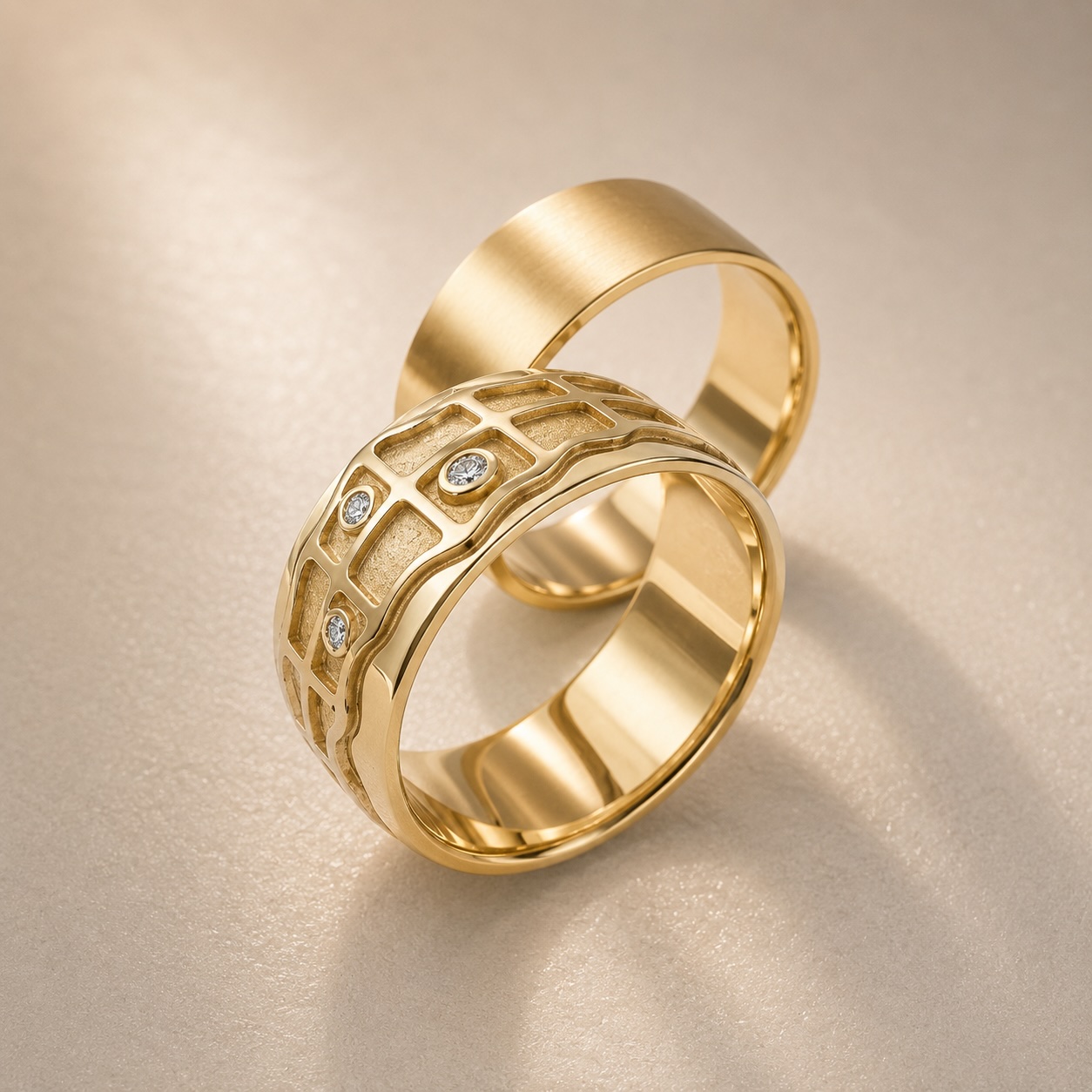 Extravagant · Gelbgold mit Struktur und Brillanten