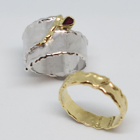 Gegensätze · Silber & Gelbgold mit Rubin