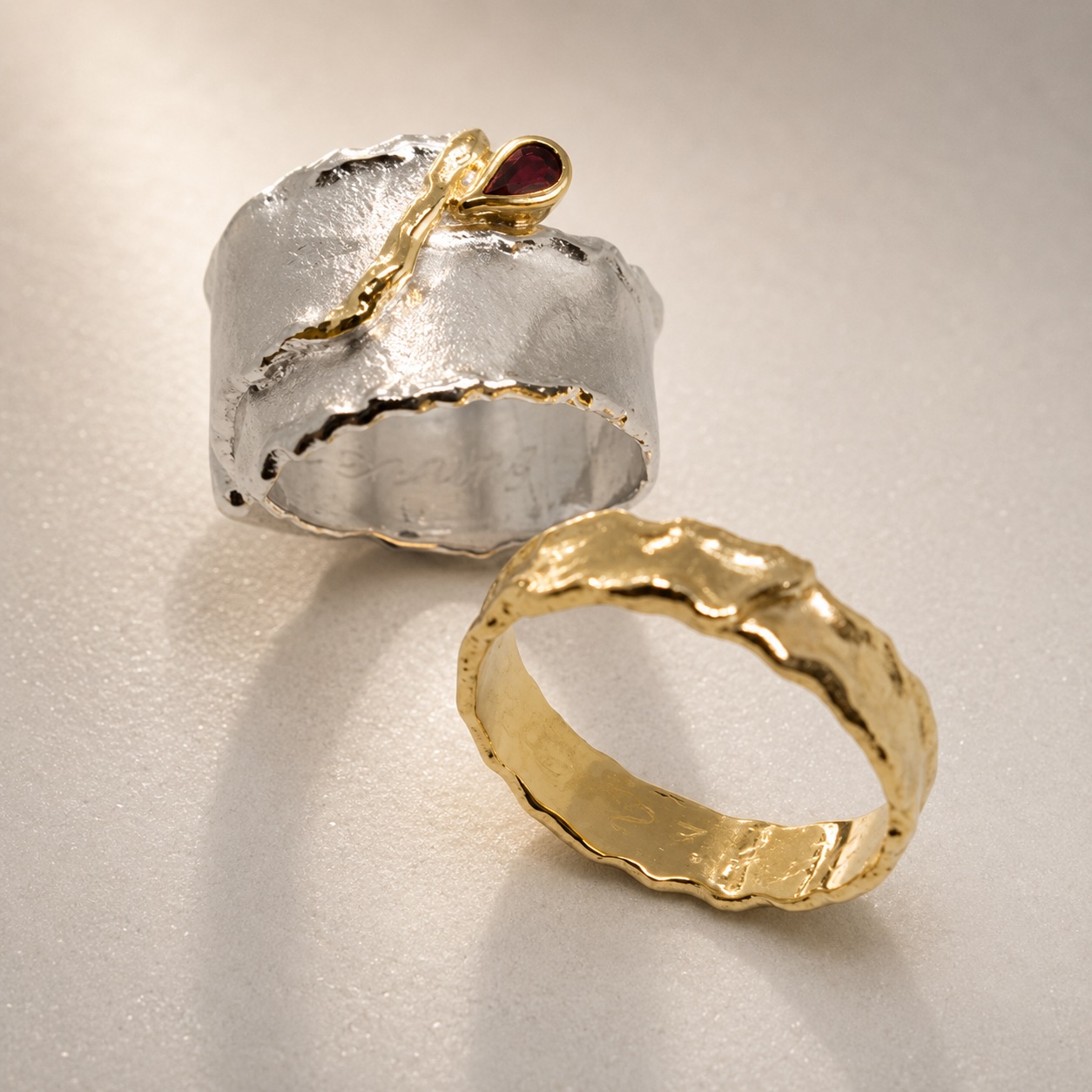 Gegensätze · Silber & Gelbgold mit Rubin