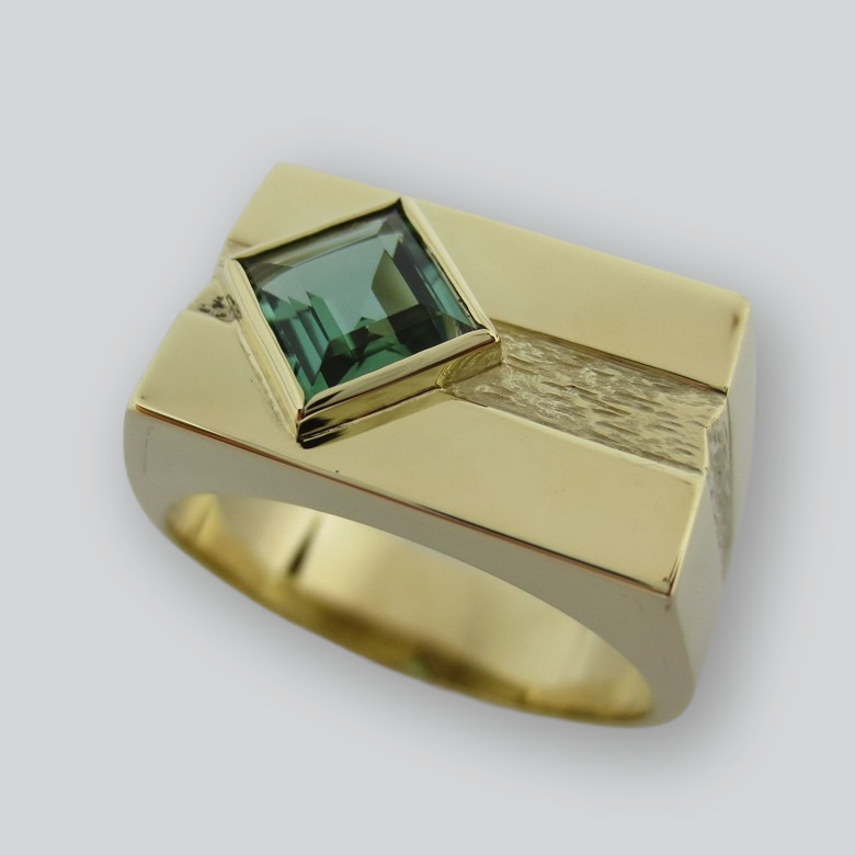 Herrenring · Gelbgold mit Turmalin